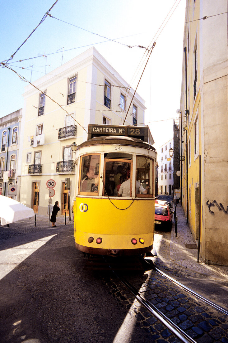 Lissabon, Strassenbahn in Alfama, aeltester Stadtteil Lissabons