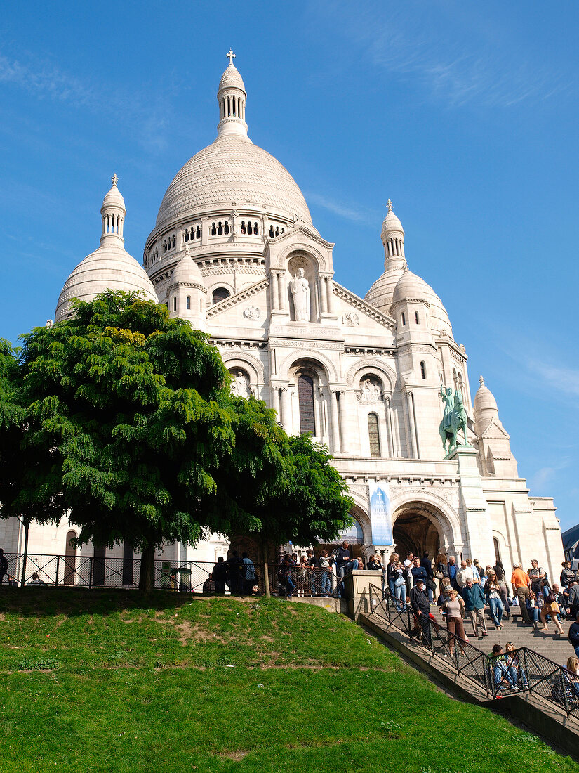 Paris: Blick auf Sacré-Coeur, Fassade, blauer Himmel
