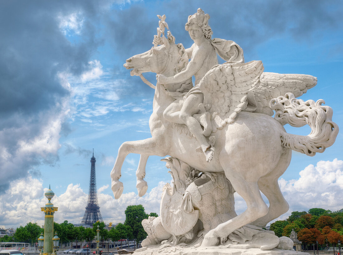 Paris: Place de la Concorde, Reiter- statue, Eiffelturm, abends