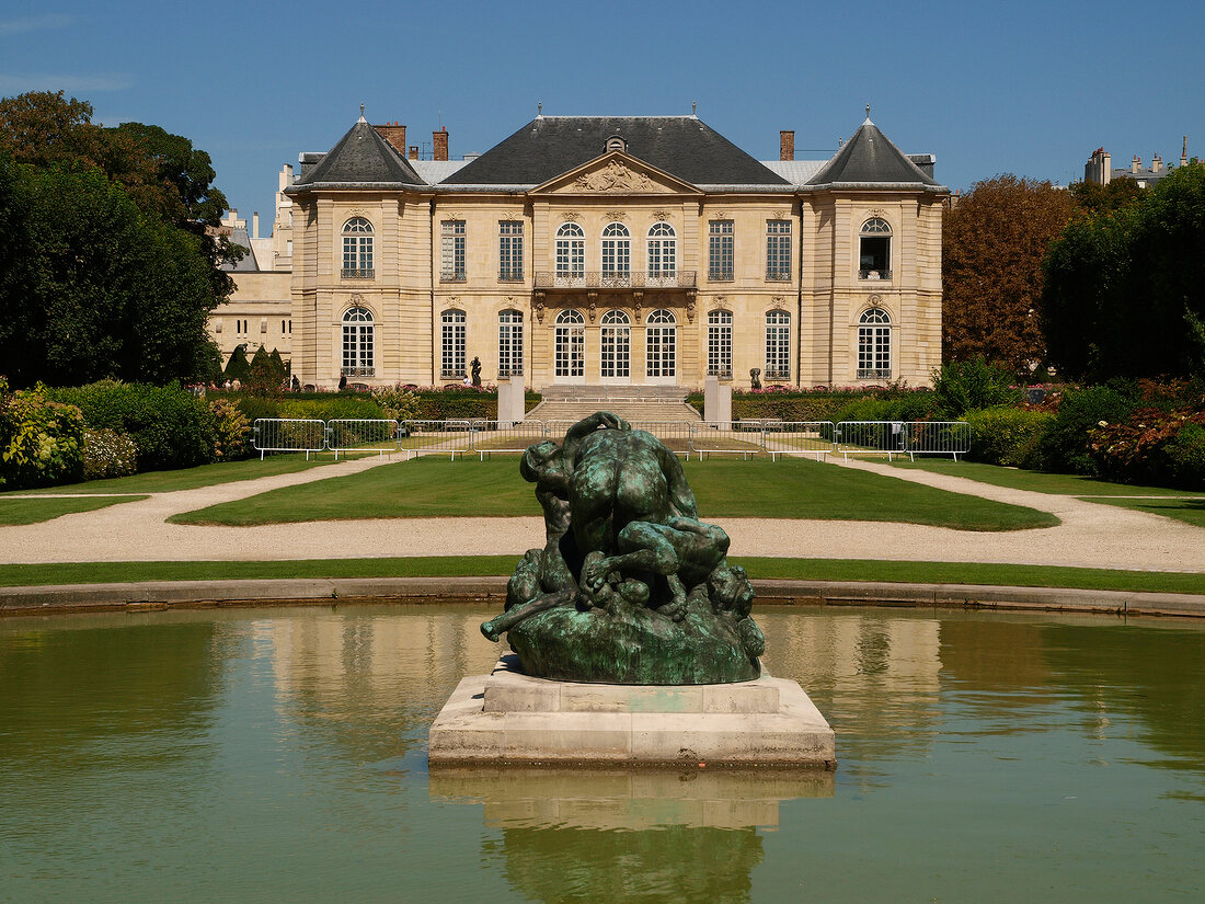 Paris: Musée Rodin, Fassade, blauer Himmel.