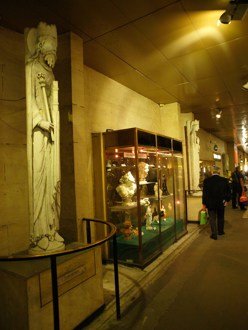 Paris: Metro-Haltestelle, Louvre. X 