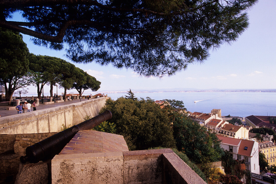 Lissabon, Ausblick vom Castelo de Sao Jorge auf Rio Tejo