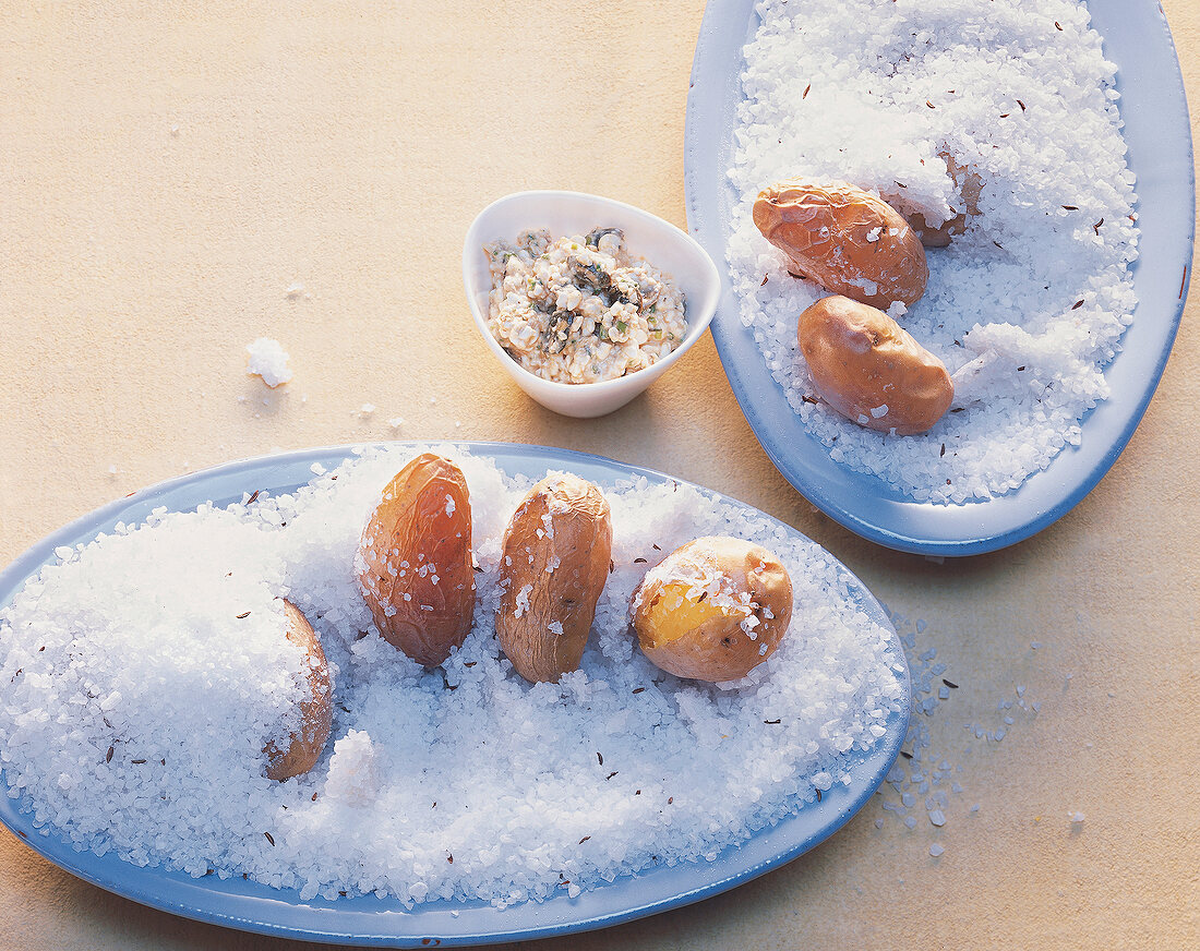 Salz, Mini-Kartoffeln im Salzbett mit Hüttenkäsedip