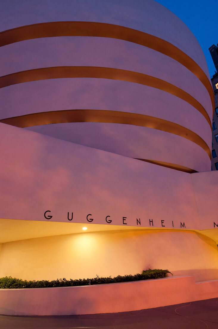 New York: Guggenheim Museum, Fassade, abends, beleuchet