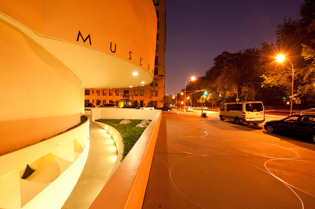 New York: Guggenheim Museum, Fassade, abends, beleuchet