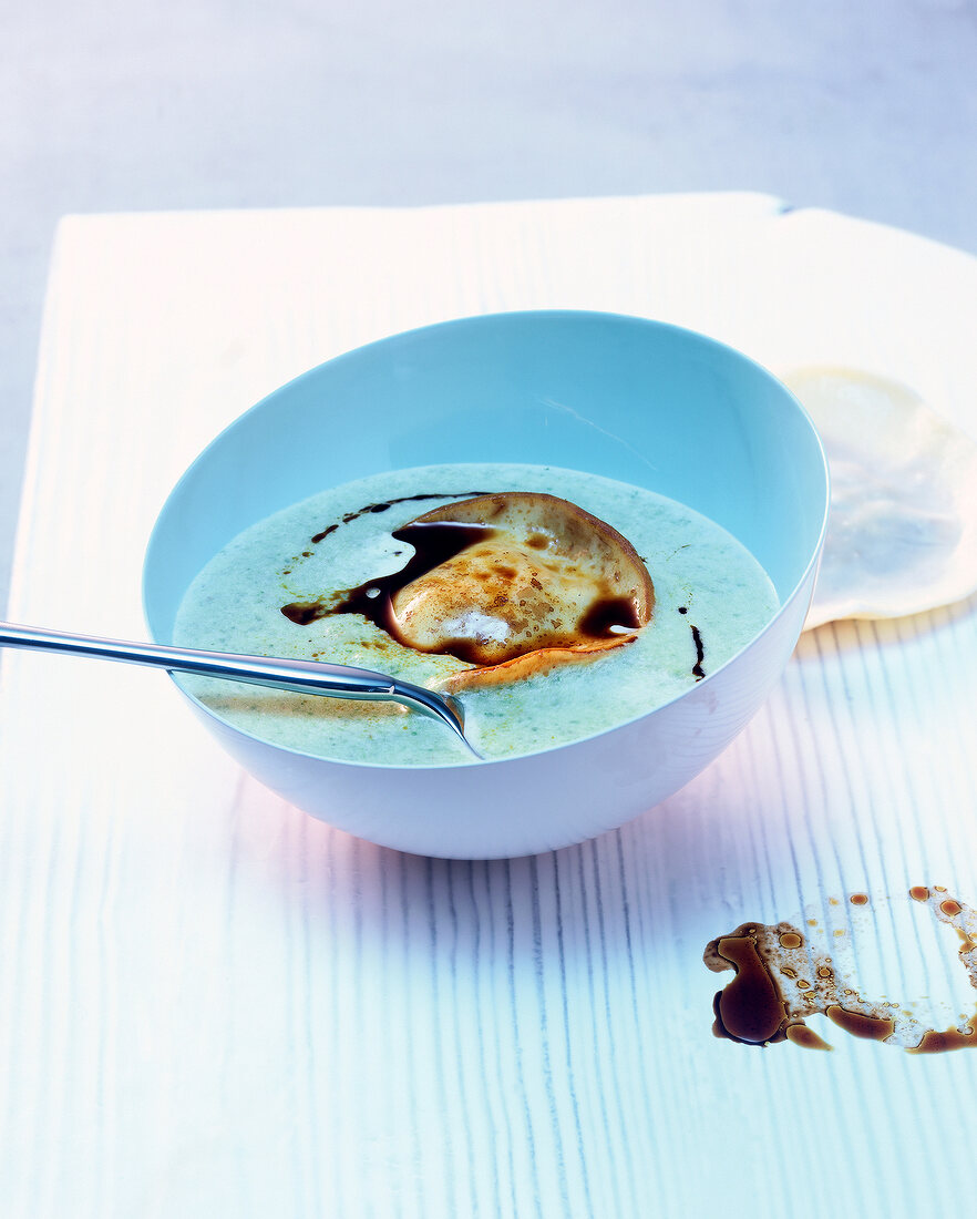 Öl, Stielmussuppe mit Kürbiskernöl-Ravioli