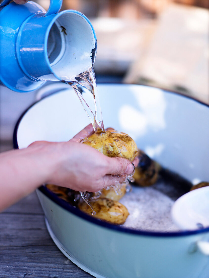 Sommerküche, Kartoffeln waschen, Step