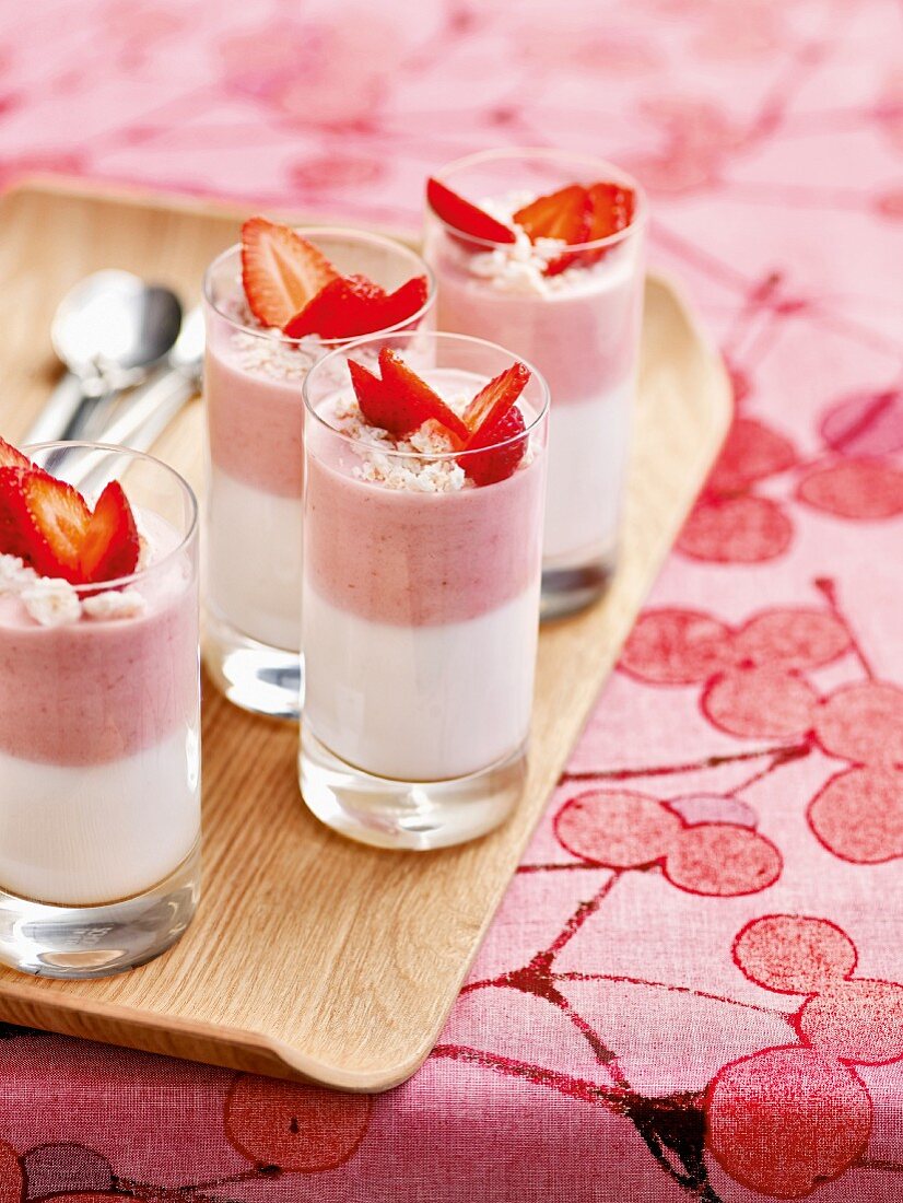 Erdbeer-Zitronen-Creme mit Joghurt in … – Bilder kaufen – 10251970 ...