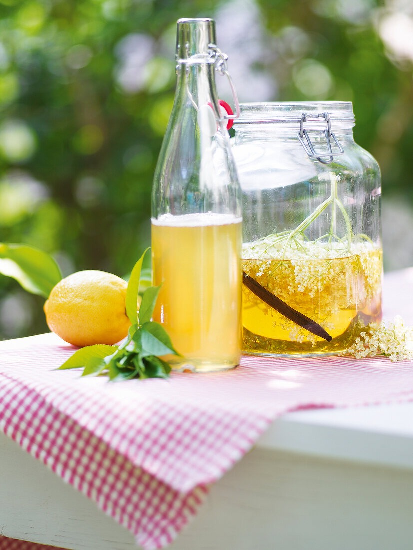 Sommerküche, Holunderblütensirup, Zitrone, Holunderblüten