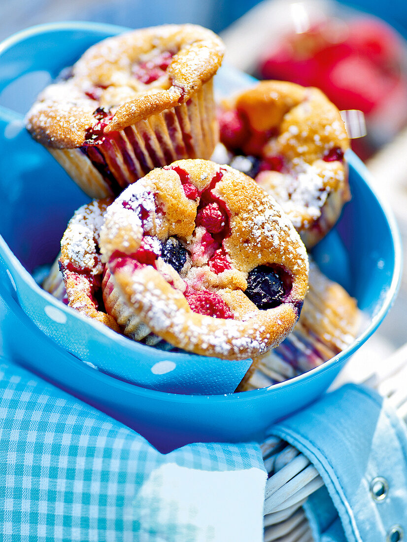 Was koche ich.. Beeren-Muffins in einer blauen Schale