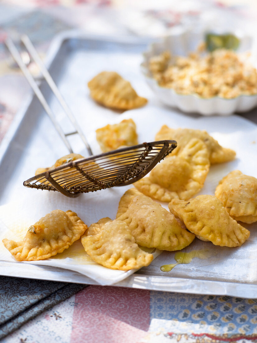 Sommerküche, Frittierte Kräuter-Käse-Täschchen