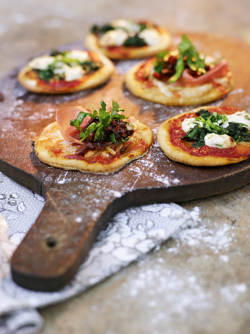 Sommerküche, Zweierlei Pizzette auf einem Brett