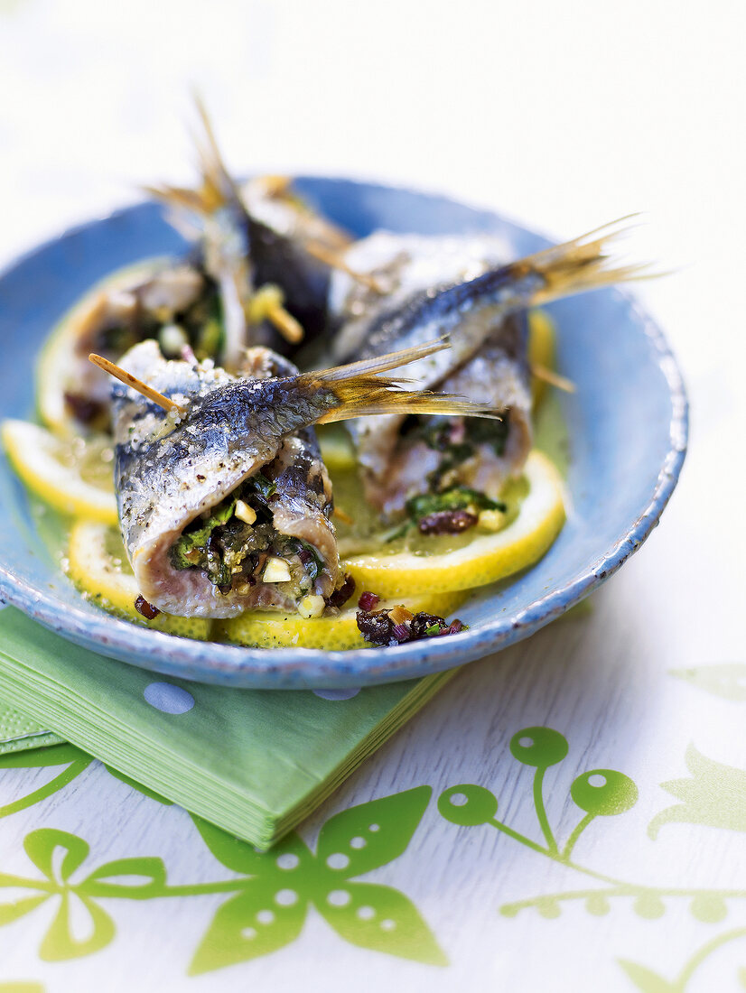 Sommerküche, Sardinenröllchen mit Mangoldfüllung auf Zitronen