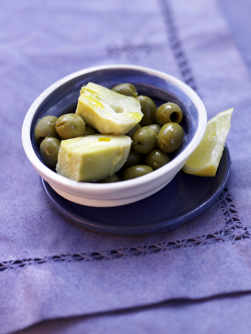 Sommerküche, Schälchen mit grünen Oliven und Artischokenherzen