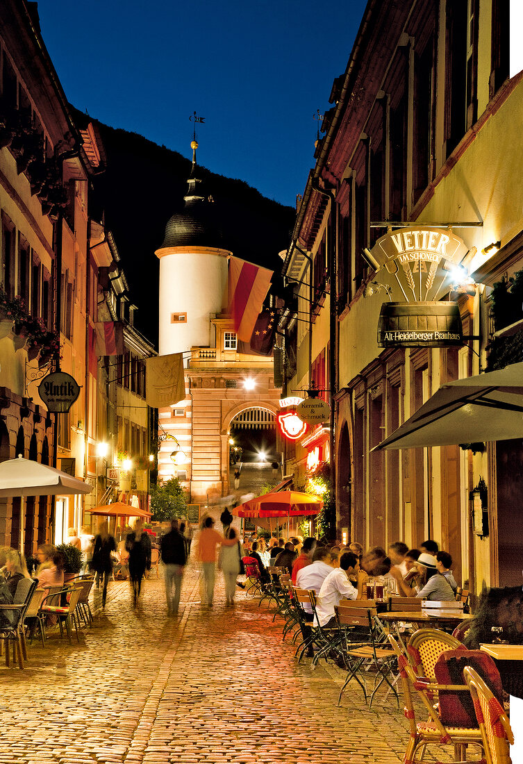 Heidelberg: Steingasse, Menschen, Lokale, abends, Blick auf Brückentor