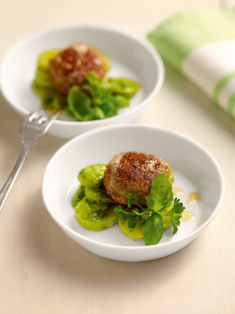 Klassiker, Kalbfleischpflanzerl auf Kartoffel-Kräuter-Salat