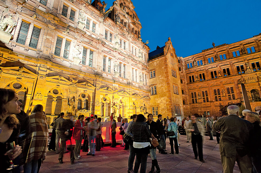 Heidelberg: Friedrichsbau, Menschen, abneds