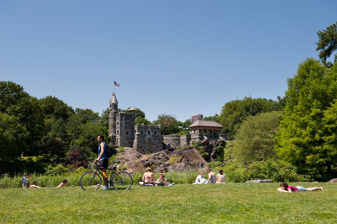 New York: Sonnen auf einer Wiese im Central Park, x