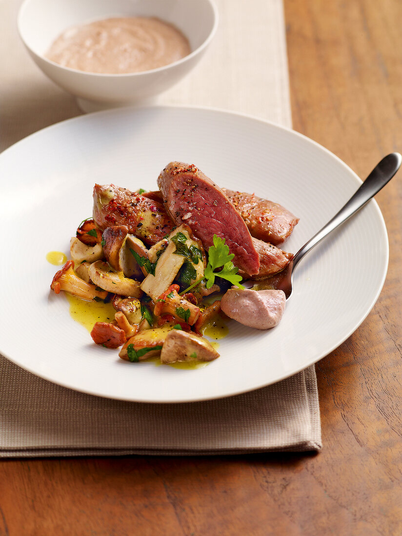 Klassiker, Salat von Wald- pilzen mit Rehfilet und Leber-Dip