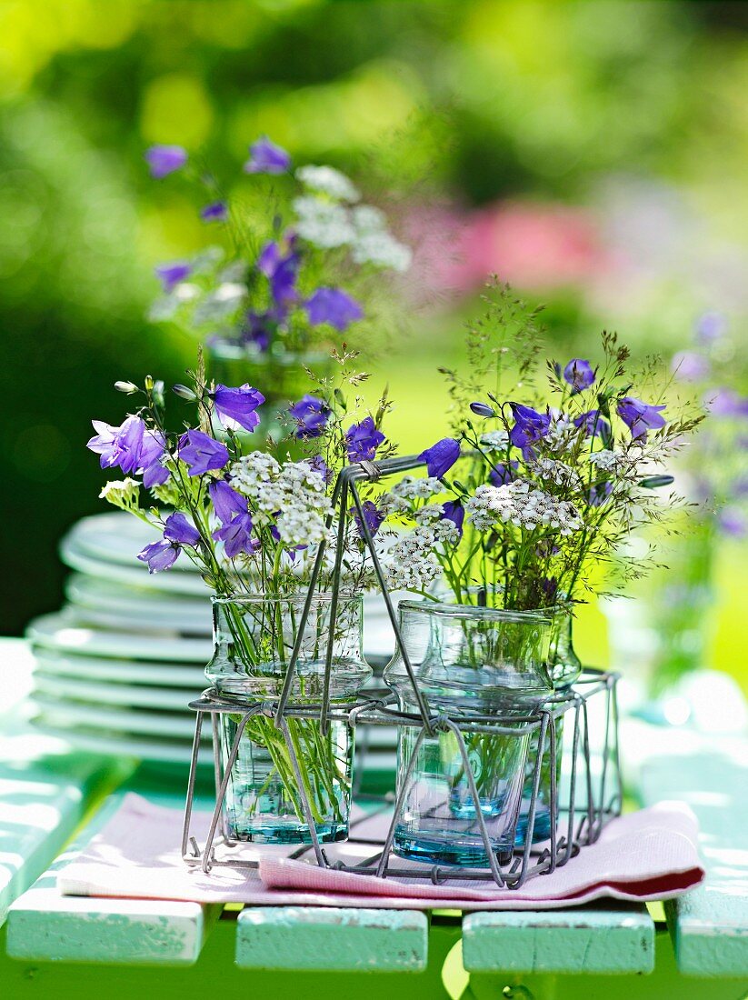 Glashalter mit Gläsern als Vase für Sommerblumen
