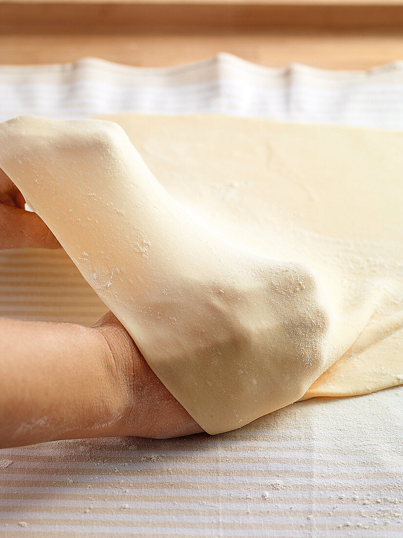 Klassiker, Strudelteig auseinanderziehen, Step 3