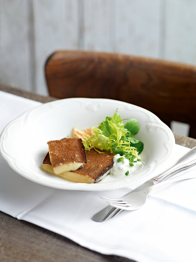 Klassiker, Bergkäse im knusprigen Bauernbrot mit Salat