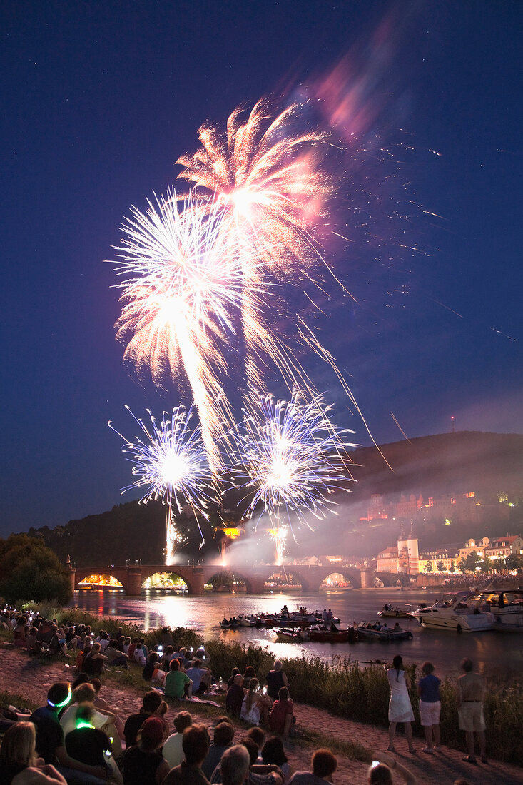 Heidelberg: Karl-Theodor-Brücke, Schloss, Neckar, abends, Feuerwerk