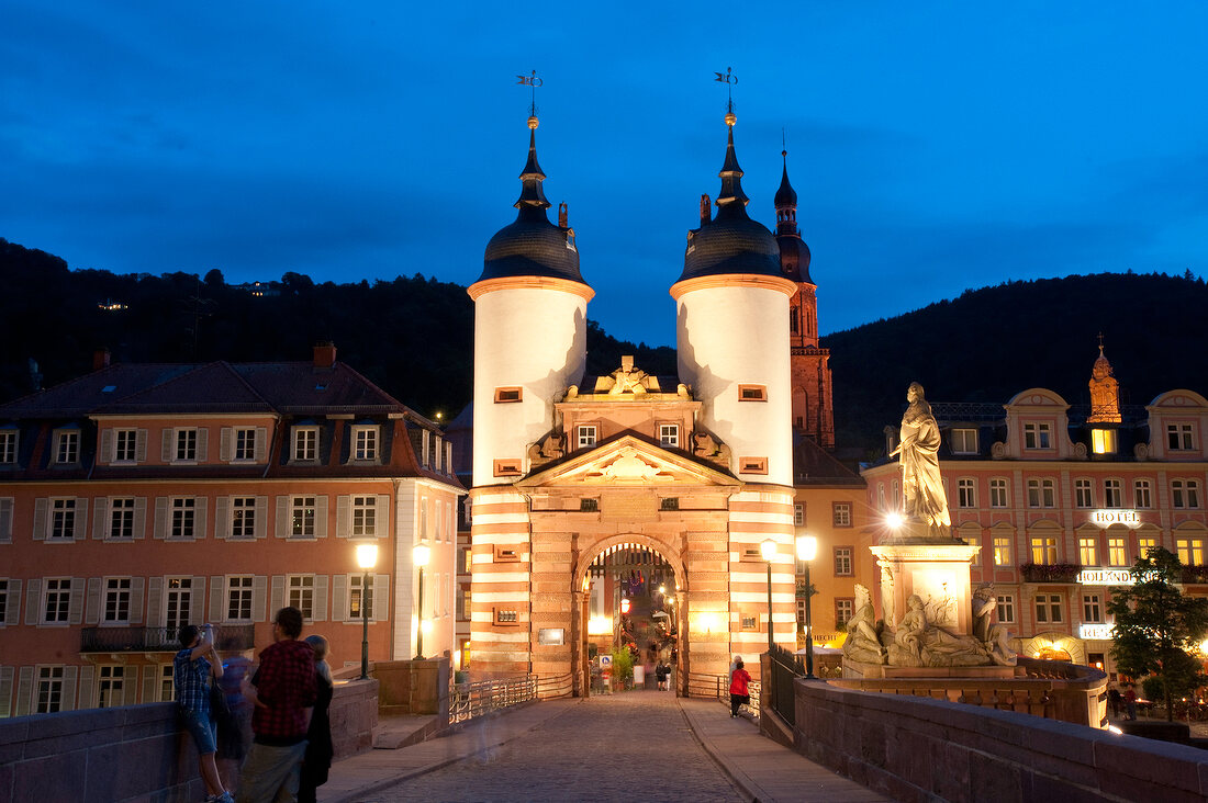 Heidelberg: Karl-Theodor-Brücke, Brückentor, abends, Lichter