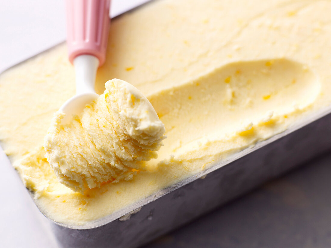 Close-up of vanilla ice-cream and scoop