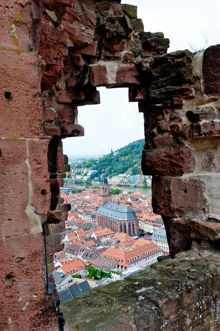 Heidelberg: Schlossruine, Blick durch Fenster auf Altstadt.