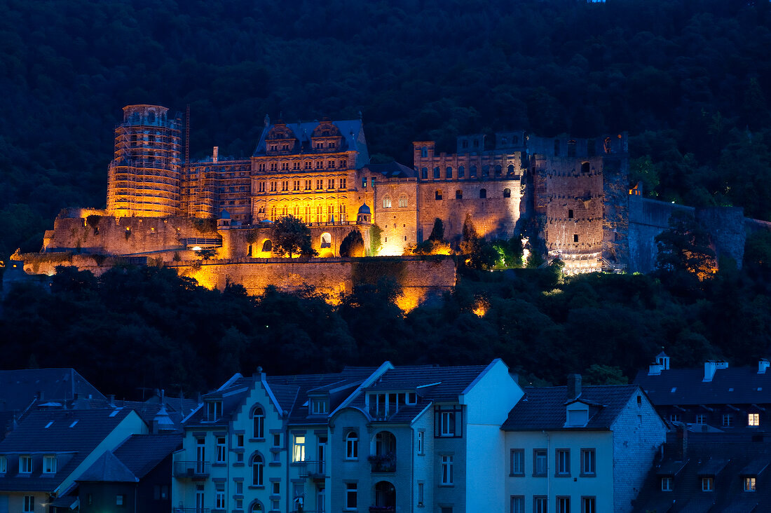 Heidelberg: Blick aufs Schloss, abends, beleuchtet.