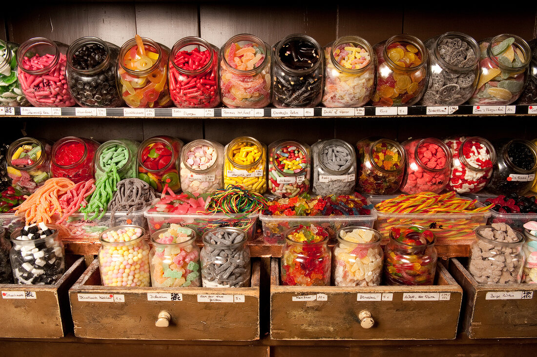 Heidelberg: Zuckerladen, Gläser mit Süßigkeiten.