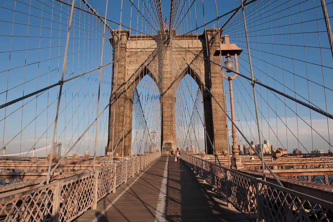 New York: Brooklyn Bridge, Blick auf Skyline, x