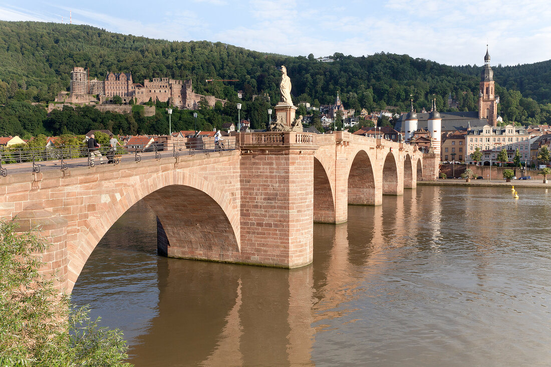 Heidelberg: Karl-Theodor-Brücke, Neckar, Stadtansicht.