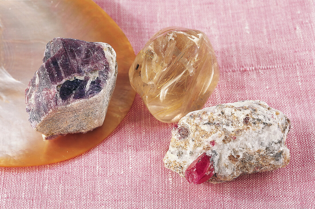 Heilen mit Edelsteinen - Saphir, Rutilquarz und Rubinkristall