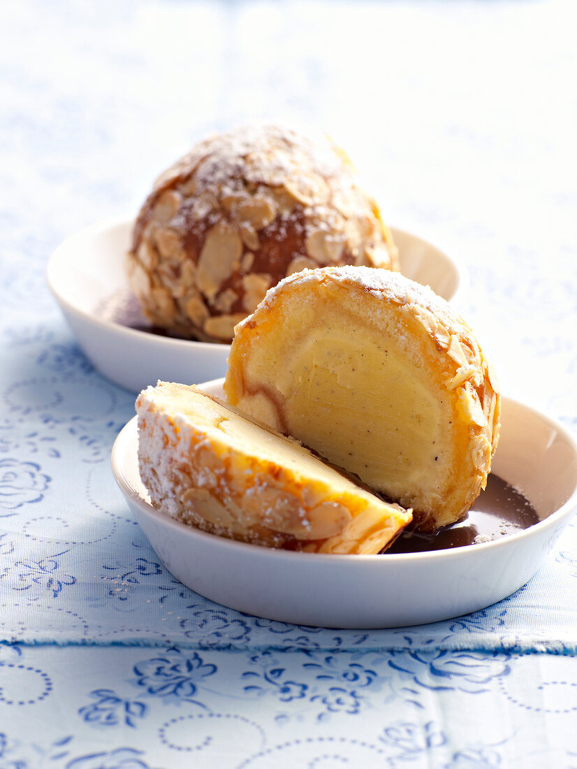 Eis & Sorbets - Gebackenes Vanilleeis mit Röstmandeln