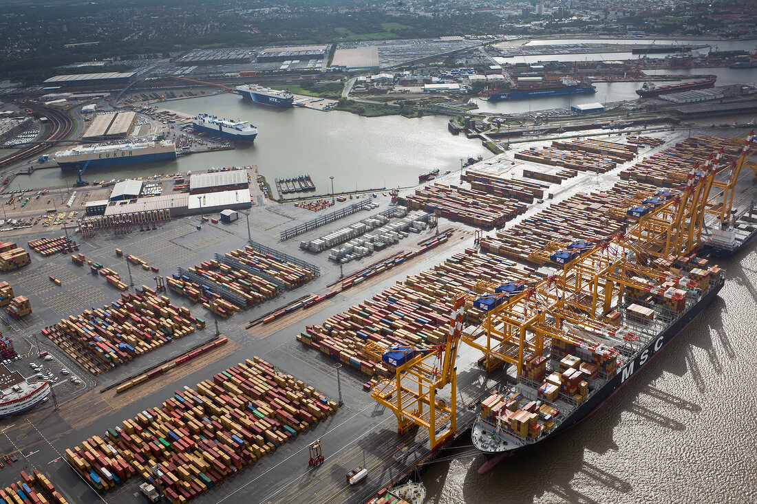 Bremerhaven: Blick auf Container- hafen, Luftaufnahme.
