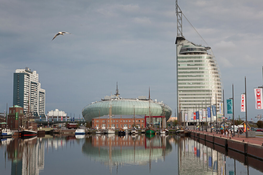 Bremerhaven: Blick auf Hafencity, Hotel Sail City, Klimahaus.