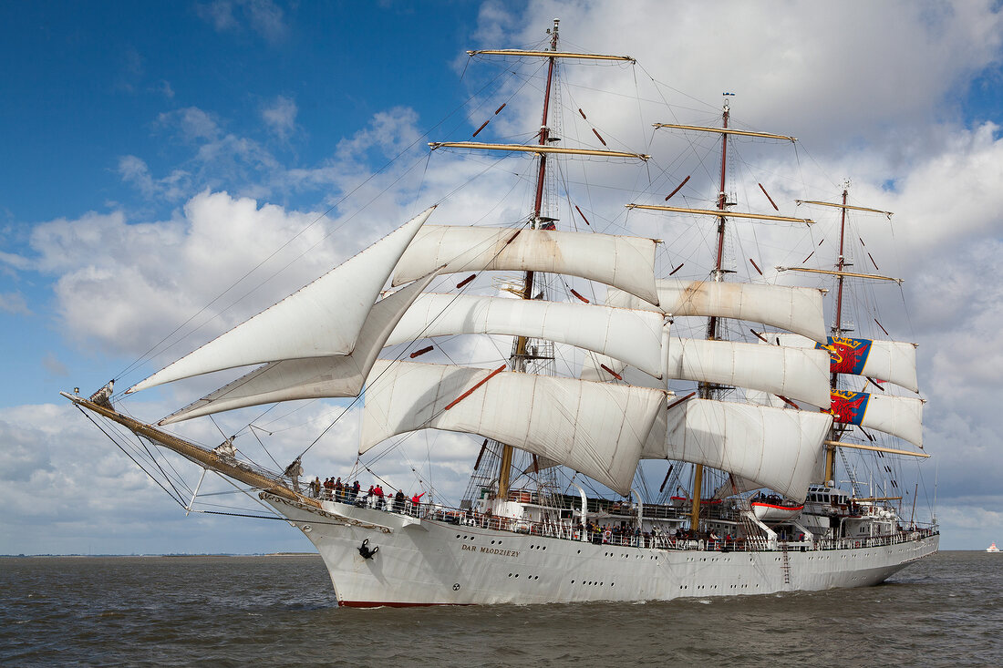 Bremerhaven: Hafen, Sail 2010, Einlaufparade, Dar Mlodziezy.