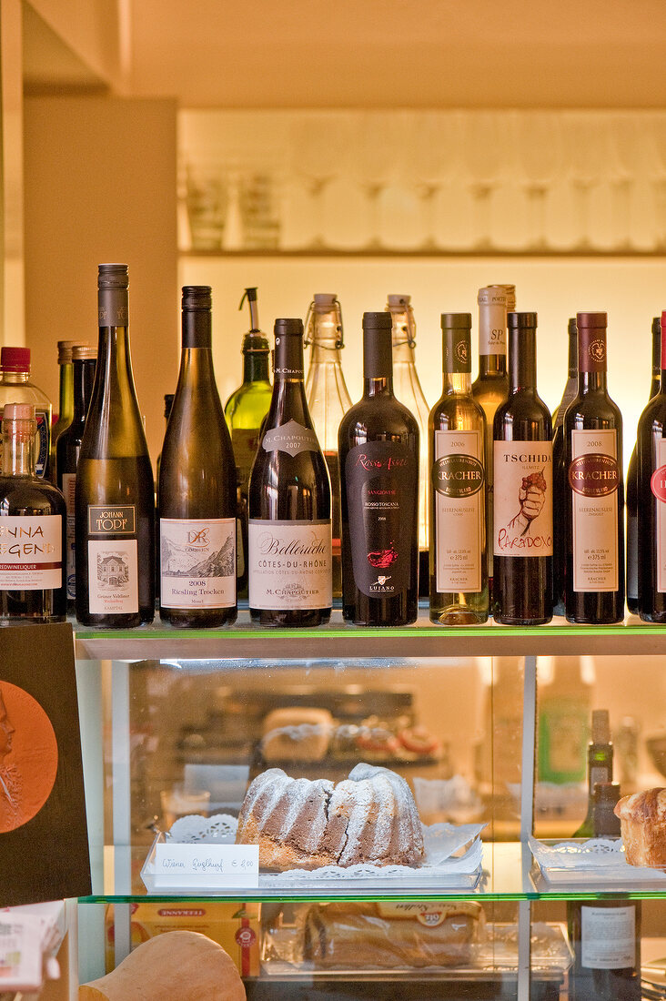 Tresen mit Kuchen und Wein in der Wiener Weinbar "Eulennest"