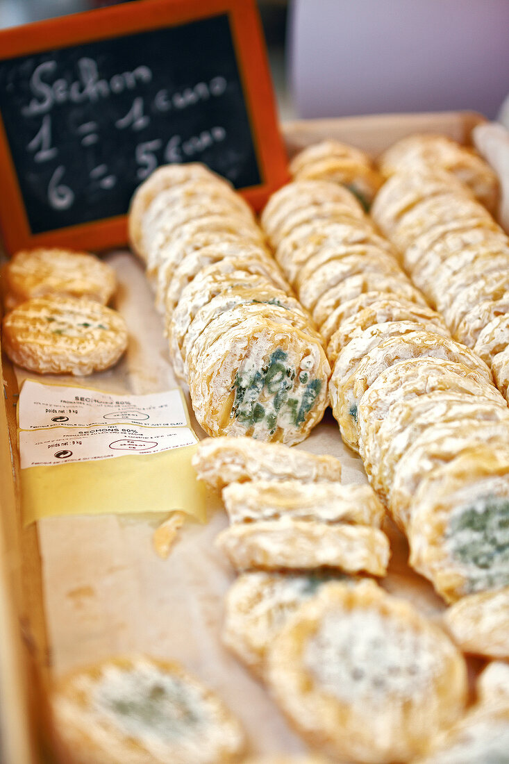Frankreich, Sechon Käse in der Warenauslage