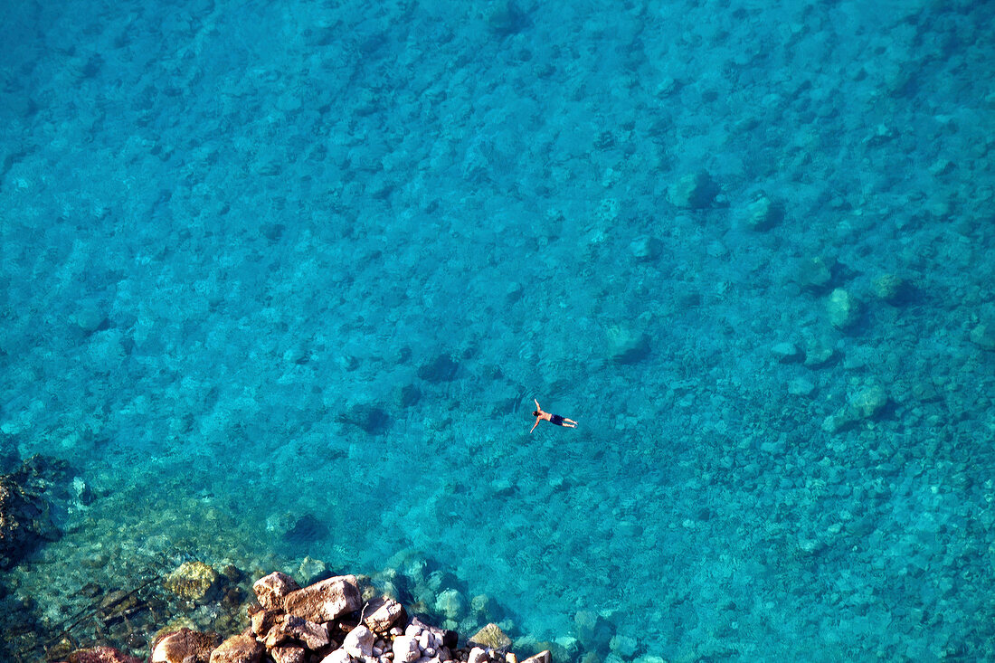 Lykia: Meer blau, Touristen baden, Felsenküste, Blick von oben.