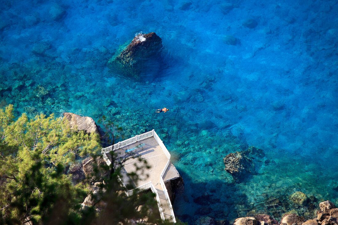 Lykia: Meer blau, Touristen baden, Felsenküste, Blick von oben.