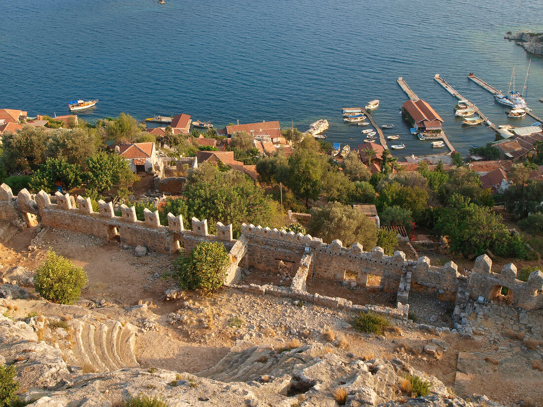 Myra: Blick von oben aufs Meer, Boote, sommerlich.