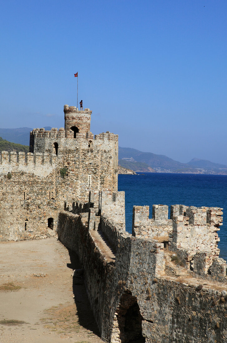 Anamur: Mamure Kalesi, Burg, Turm, Mauer, Himmel blau, Meerblick