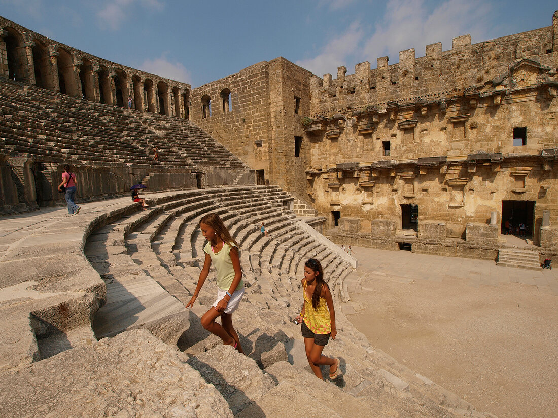 Aspendos: Theater von Aspendos, Touristen