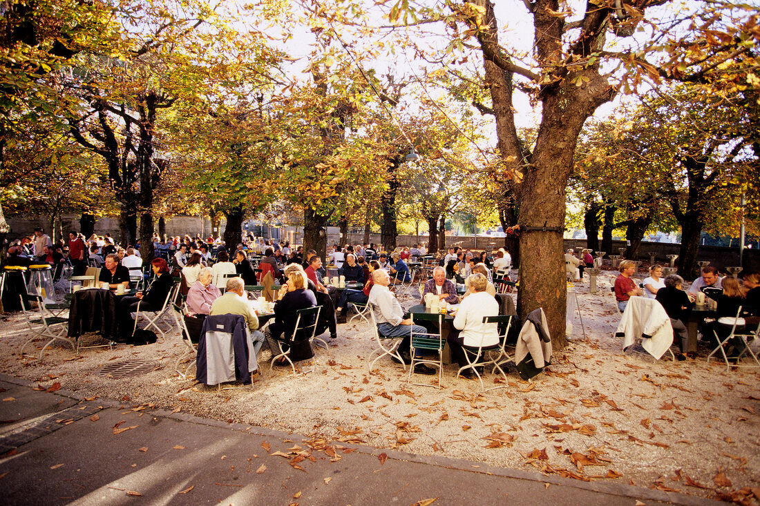 Salzburg, Biergarten im Hof des Augustiner Bräu