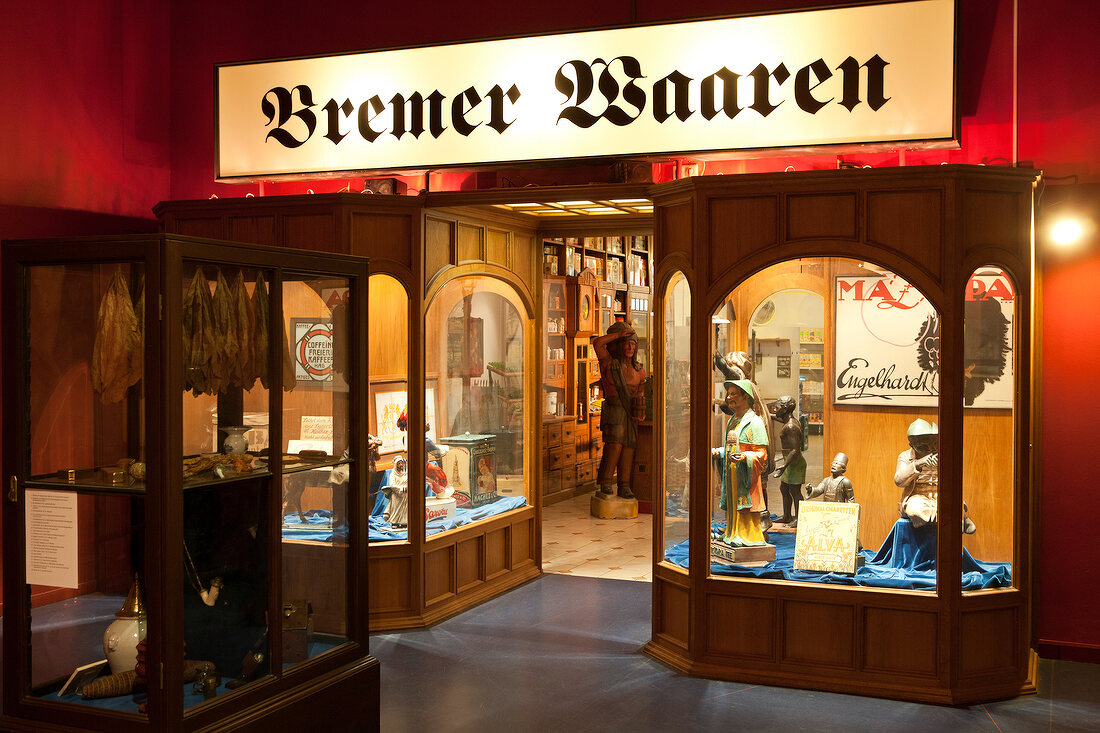 Bremen: Bremer Waaren, Übersee- Museum, Schaufenster.