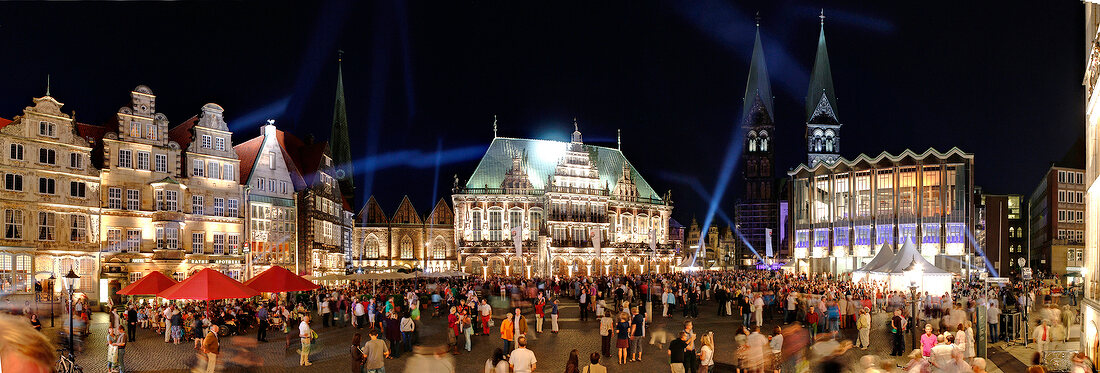 Bremen: Marktplatz, Rathaus, St. Pet ri Dom, Menschen, abends, beleuchtet