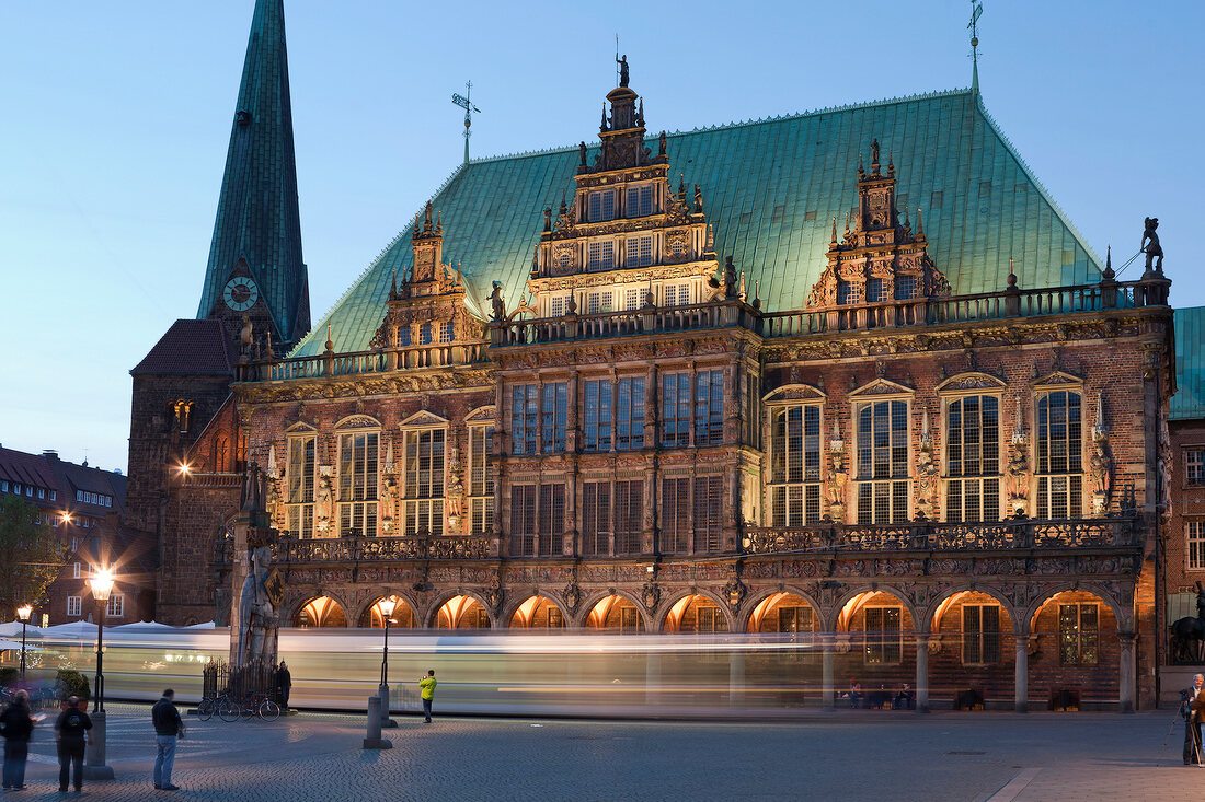Bremen: Rathaus, abends, beleuchtet, Froschperspektive
